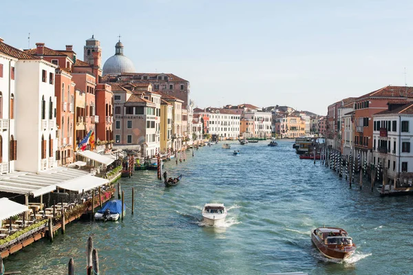 Góndola y Barcos navegan por el canal en Venecia, Italia — Foto de Stock