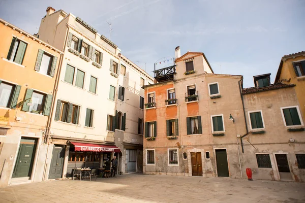 Calle Venecia con edificios antiguos . — Foto de Stock