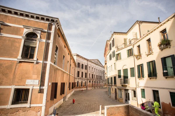 Calle Venecia con edificios antiguos . — Foto de Stock