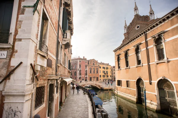Canal en Venecia, Italia. Ciudad Vieja . — Foto de Stock