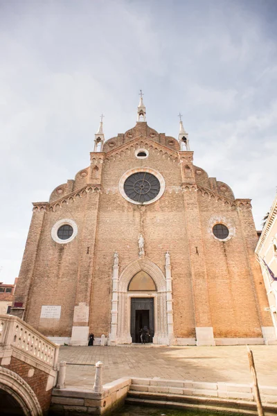 A Basilica di Santa Maria Gloriosa dei Frari homlokzat. — Stock Fotó