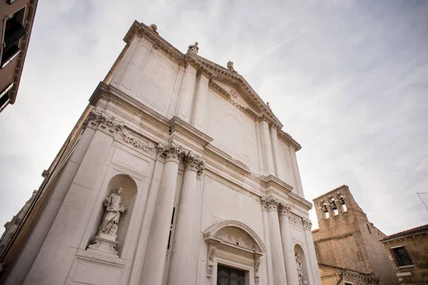 A homlokzat a templom a San Toma Velencében. Olaszország. — Stock Fotó