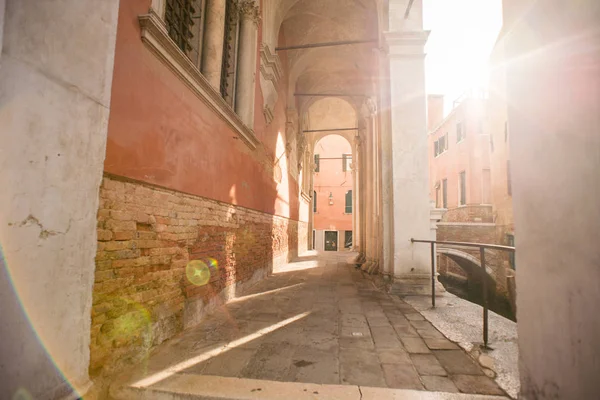 Calle Venecia con edificios antiguos hechos de ladrillos . — Foto de Stock