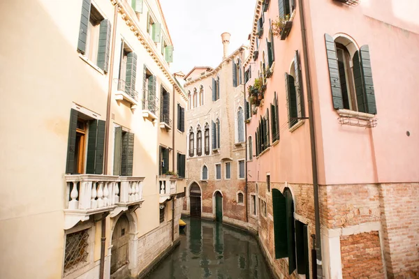 Canal en Venecia, Italia. Ciudad Vieja con hermosos edificios . — Foto de Stock