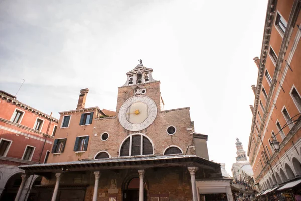 San Giacomo di Rialto egyház a régi épületek — Stock Fotó