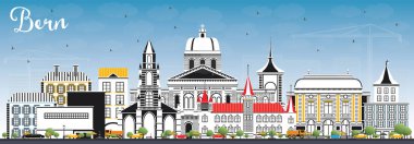 Bern İsviçre şehir manzarası renkli binalar ve mavi gökyüzü ile.