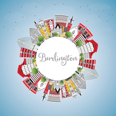 Burlington Iowa şehir manzarası renkli binalar, mavi gökyüzü ve 