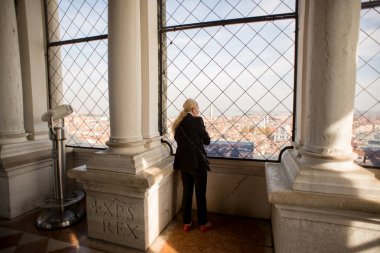 Kadın üzerinde gözlem güverte üzerinde Vic izlerken St Mark's Campanile