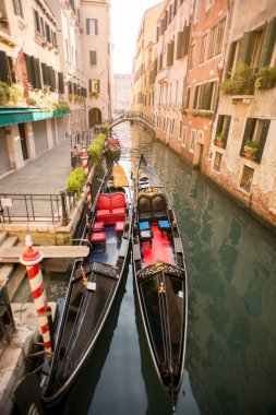 İki gondol Venedik, İtalya ile kanal. 