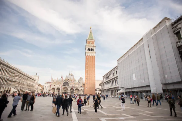 Piazza San Marco con la Basílica de San Marcos y la campana a — Foto de Stock