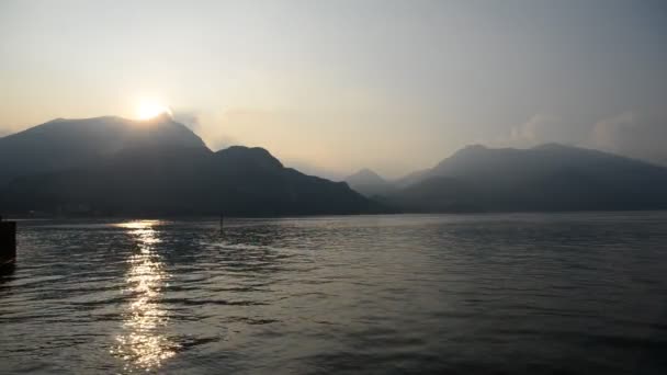 Ηλιοβασίλεμα Στη Λίμνη Κόμο Στην Ιταλία Θέα Από Μπελάτζιο Τοπίο — Αρχείο Βίντεο