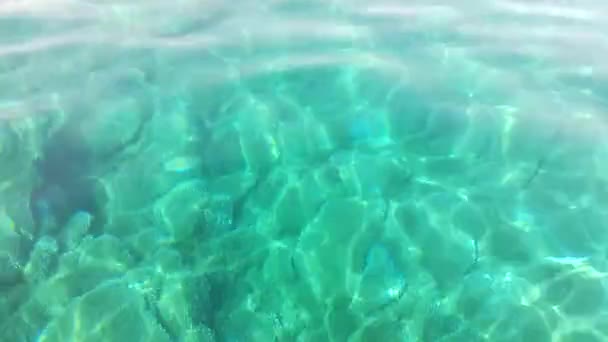 Superficie Blu Dell Acqua Con Increspature Pietre Sul Fondo — Video Stock