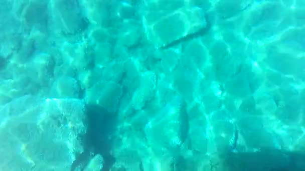 Голубая Поверхность Воды Рябью Камнями Дне — стоковое видео