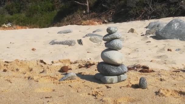 Empilhados Zen Stones Praia Fechar Vista Tempo Relaxamento — Vídeo de Stock