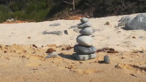 Stapelde Zen Stones Het Strand Sluit Het Zicht Relax Tijd — Stockvideo