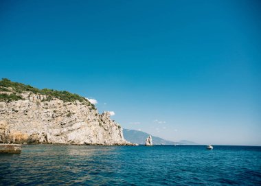 Kırım 'ın güney kıyısındaki kayalar. Karadeniz.