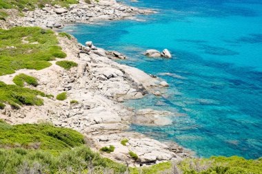 Açık Şaşırtıcı Gökyüzü Renkli Deniz Suyu ile Sar 'da Granit Kayalar