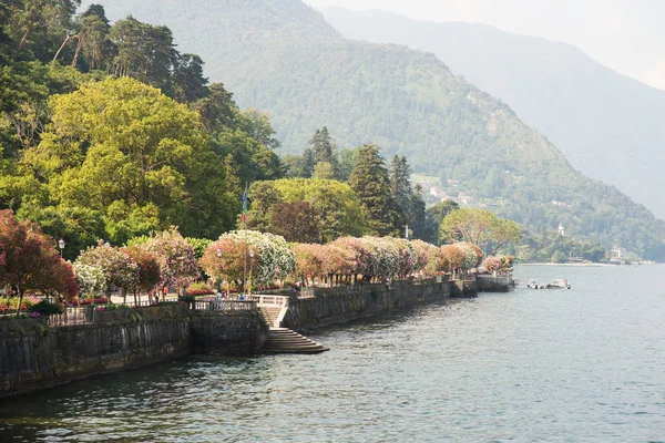Bellagio Embankment en el Lago de Como. Lombardía. Italia . — Foto de Stock