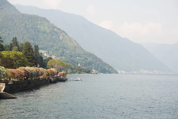 Bellagio Embankment en el Lago de Como. Lombardía. Italia . — Foto de Stock