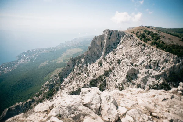 Kırım Dağları 'ndan Ai Petri Kayalıkları. Ukrayna. Karadeniz Arkaplanda.