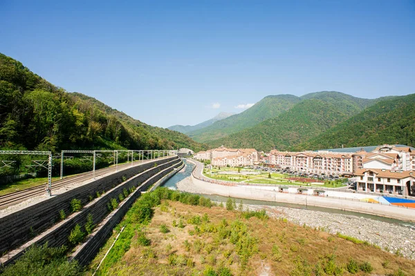 Esto Sadok 'taki "Gorky Gorod" kayak merkezi. Krasnaya Polyana. Soçi.. — Stok fotoğraf