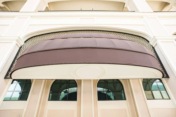 Cafe Window 'un üzerinde kahverengi tente. Kafe Çadırı. — Stok fotoğraf
