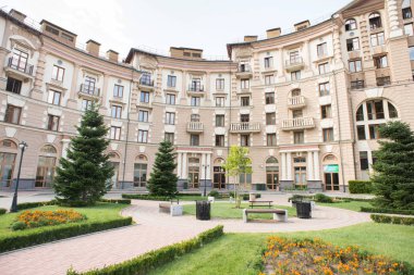 Esto Sadok 'taki Kayak Tesisi' nde bir sokak. Krasnaya Polyana. Soçi. Rusça