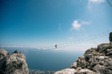 Yalta. Kırım - 14 Eylül 2017 Kırım Ai Petri Dağları Arasındaki Asma Köprü 'de Adam Devam Ediyor. Karadeniz Arkaplanda.