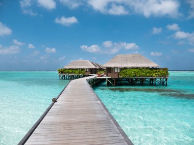 Maldivler 'de Su Bungalovları ve Villaları olan lüks bir tatil köyü. Hint Okyanusu.