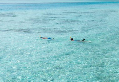 Turkuaz Maldivler Suları 'nda bir çift Turist Snorkeler. Şeffaf Su.