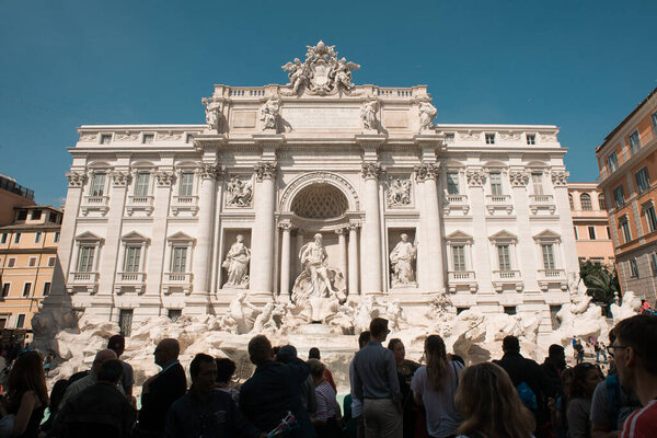 Рим. Italy - March 21, 2017: Silhouettes of Tourrists near Famous Trevi Fountain in Rome, Italy. Архитектура барокко и городской ландшафт
.