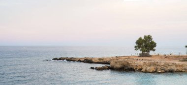 Kıbrıs. Günbatımında Akdeniz Manzarası. Bulutlu Deniz ve Mavi Gökyüzü.