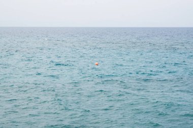 Akdeniz 'de Yüzen Kırmızı Şamandıra. Güvenli Yüzme Bölgesinin Sonu İşaretleniyor.