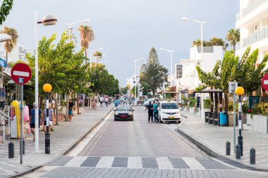 Protaras. Kıbrıs - 9 Ekim 2018: Kıbrıs Rum Kesimi 'ndeki Protaras Restoranları ve Dükkanları Olan Ana Cadde.