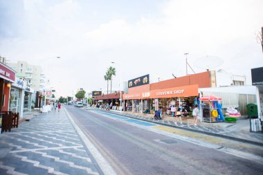 Protaras. Kıbrıs - 9 Ekim 2018: Kıbrıs Rum Kesimi 'ndeki Protaras Restoranları ve Dükkanları Olan Ana Cadde.