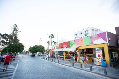 Protaras. Kıbrıs - 9 Ekim 2018: Kıbrıs Rum Kesimi 'ndeki Protaras Restoranları ve Dükkanları Olan Ana Cadde.