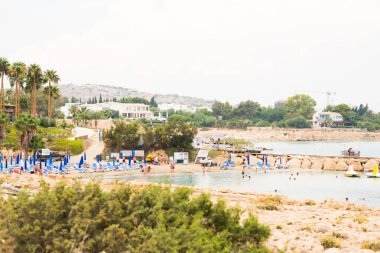 Protaras. Kıbrıs - 6 Ekim 2018: Protaras 'taki Cavo Maris Hotel plajı. Kıbrıs Sahili Panoraması.