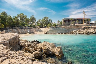 Akdeniz 'in resimli sahili. Su yüzeyi. Akdeniz kıyısındaki otelin inşaatı. Kıbrıs.