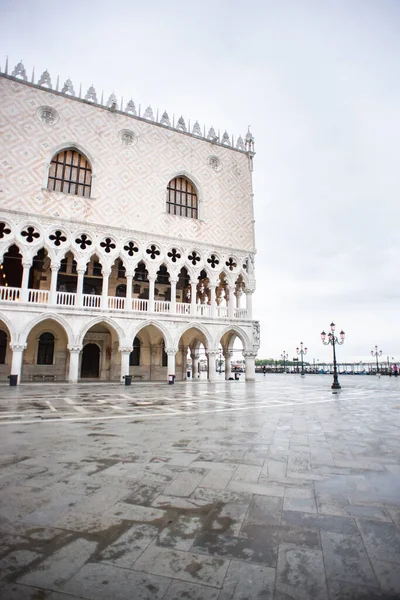 ドッグス宮殿 ドゥカーレ宮殿 マルコ広場の雨の朝ヴェネツィア イタリア ヨーロッパ — ストック写真