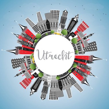 Utrecht Hollanda Renkli Binalar, Mavi Gökyüzü ve Kopya Uzayı ile Skyline. Tarihi Mimariyle İş Seyahati ve Turizm Konsepti. Tarihi Simgeli Utrecht Şehir Manzarası.