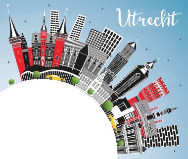 Utrecht Hollanda Renkli Binalar, Mavi Gökyüzü ve Kopya Uzayı ile Skyline. Tarihi Mimariyle İş Seyahati ve Turizm Konsepti. Tarihi Simgeli Utrecht Şehir Manzarası.