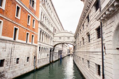 Venedik ve Rio de Palazzo Kanalı 'ndaki İç Çekiş Köprüsü (Ponte dei Sospiri). İtalya. Bulutlu Gökyüzü. Yağmurlu Hava.