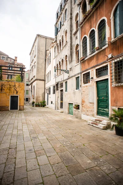 Pintoresco Casco Antiguo Venecia Italia Calle Con Edificios Rojos — Foto de Stock
