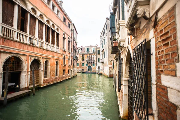 Pittoreska Kanalen Venedig Med Medeltida Arkitektur Italien Förtöjd Gondol — Stockfoto