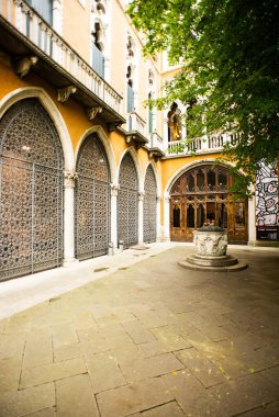 Venedik. İtalya - 13 Mayıs 2019: Venedik 'teki Palazzo Cavalli Franchetti' nin avlusu. İtalya.