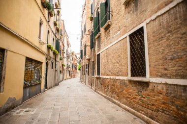 Venedik. İtalya - 13 Mayıs 2019: Picturesque Old Town Venice, İtalya. Kırmızı Binalı Sokak.