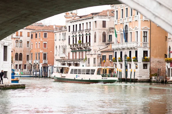 Venecia Italia Mayo 2019 Vaporetto Edificios Antiguos Gran Canal Bajo — Foto de Stock
