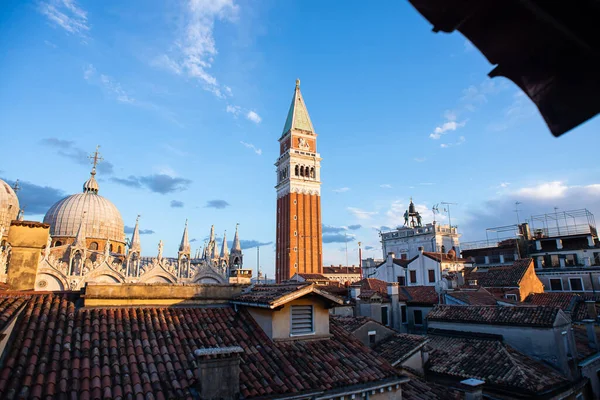 位于意大利威尼斯的圣马可大教堂 Basilica Saint Mark 和圣马可大教堂的贝尔塔 Bell Tower Mark Campanile 从窗口查看 — 图库照片