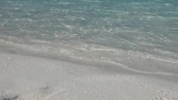 スローモーション 透明度の高い海の水を通して熱帯ビーチで裸足で走る無名の女 — ストック動画