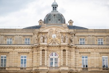Paris, Fransa 'daki Lüksemburg Bahçeleri' ndeki Saray cephesi. Fransız Senatosu.